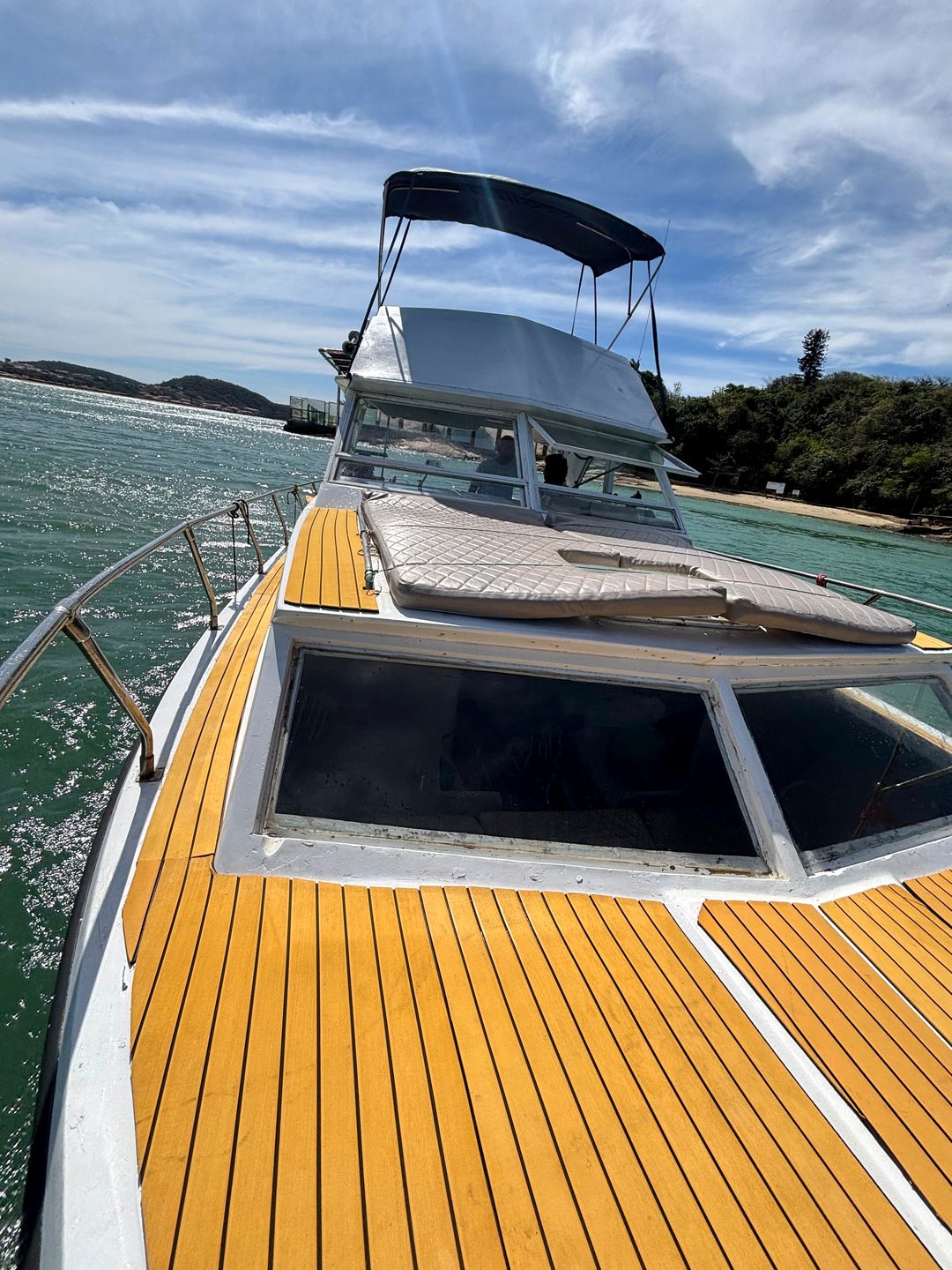 Flybridge com toldo e deck em teca da lancha NauticTour