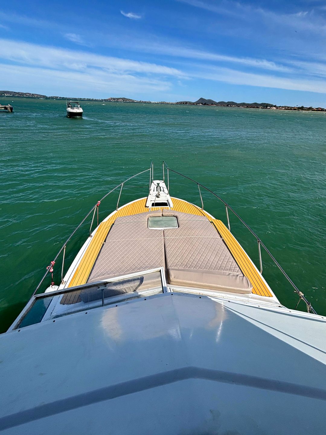 Vista da proa da lancha NauticTour navegando na baía