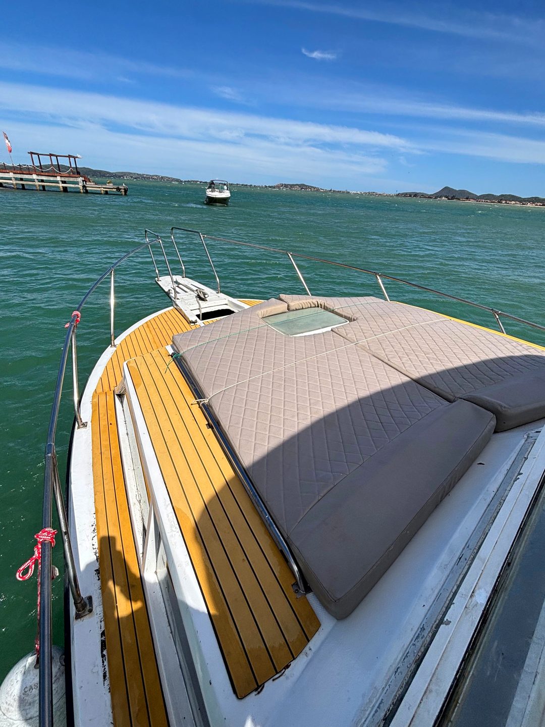 Solário estofado na proa da lancha NauticTour