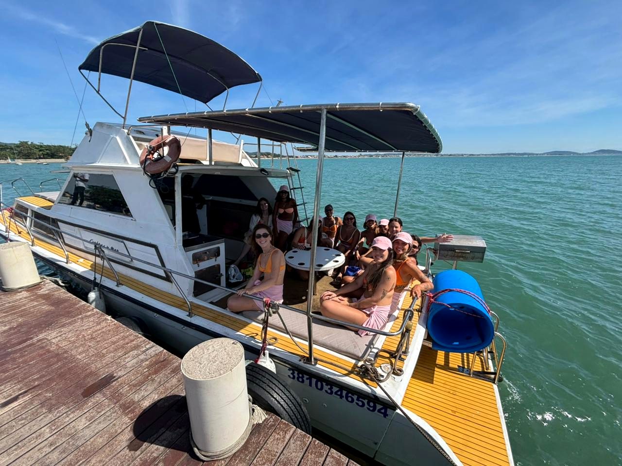 Grupo de amigas a bordo da lancha NauticTour atracada no píer