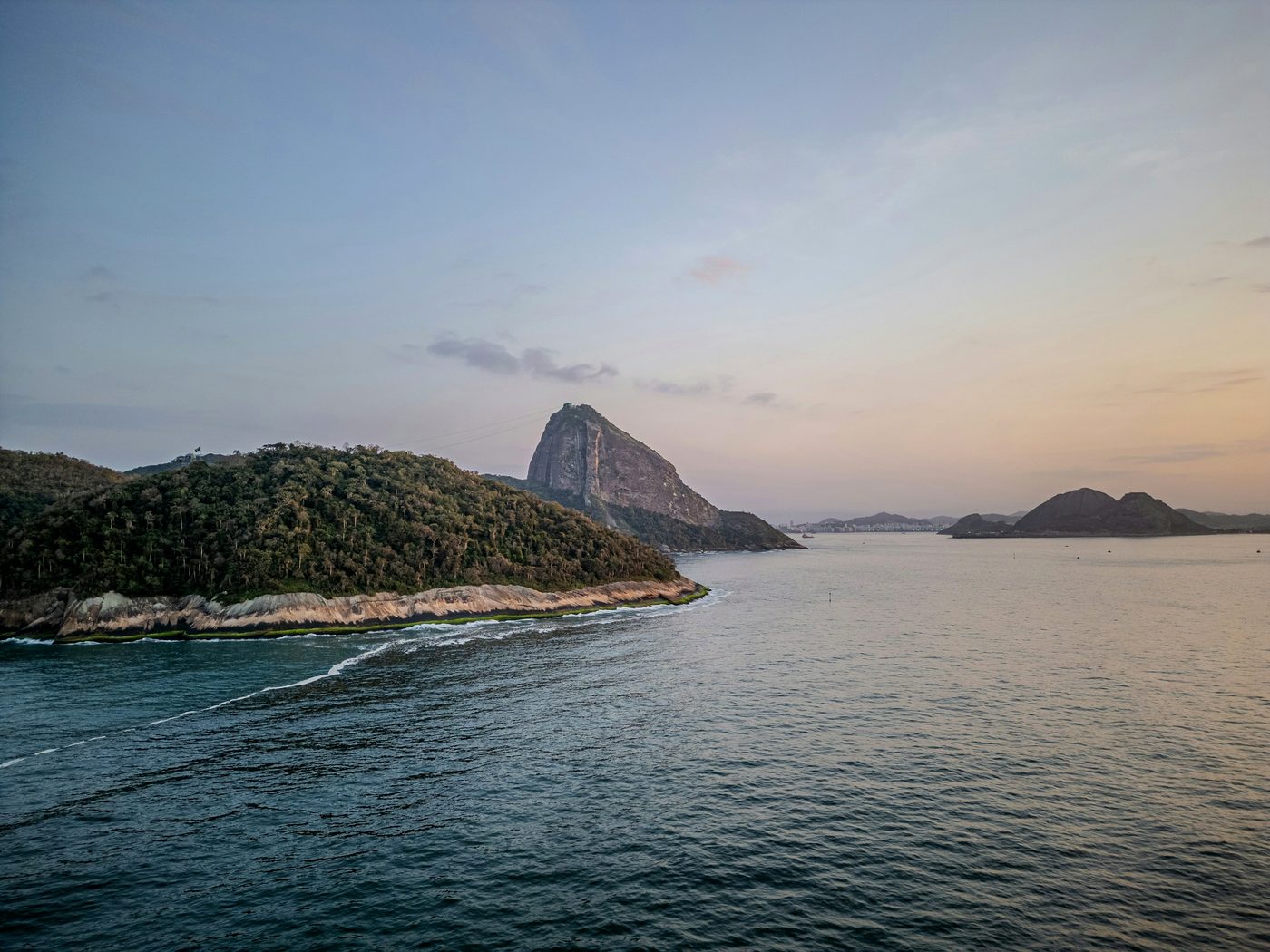 Pão de Açúcar e Baía de Guanabara vistos do mar no fim de tarde, Rio de Janeiro