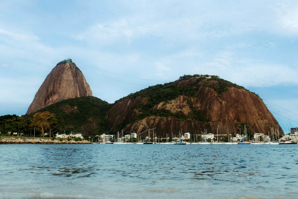 Pão de Açúcar e Morro da Urca com barcos na Baía de Guanabara, Rio de Janeiro